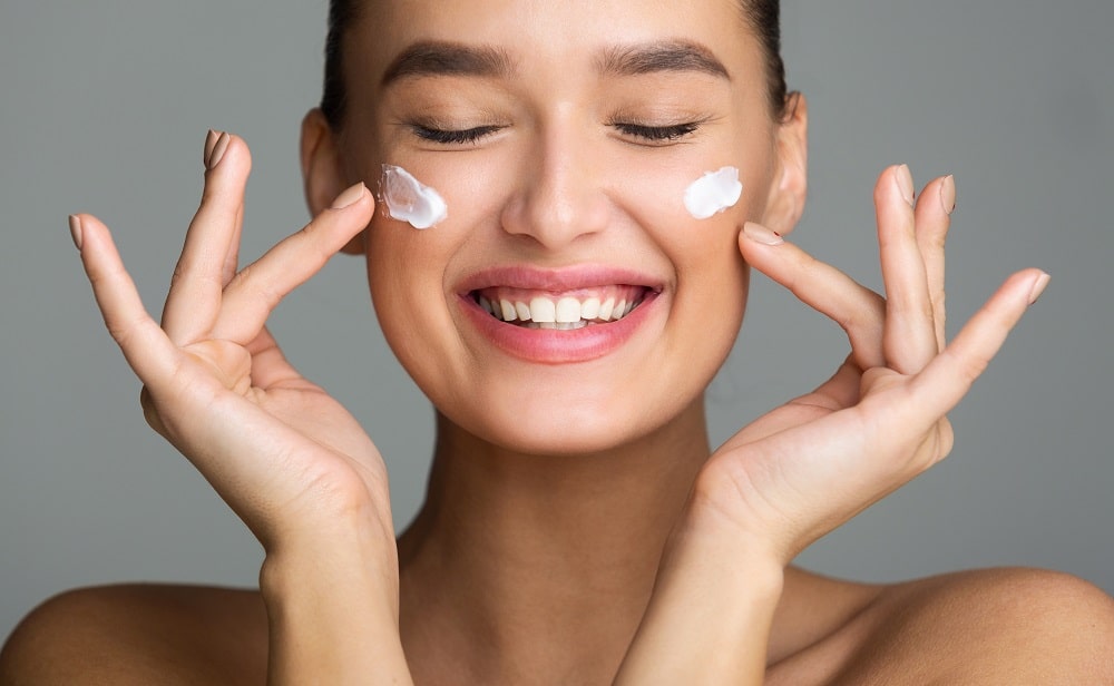 Lone Tree woman applying Obagi products